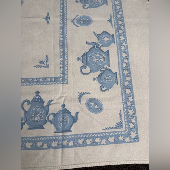 Vintage Tablecloth 58" X 50" in Blue and White Cotton Tea Pot Tablecloth SM FLWS - Picture 6 of 10